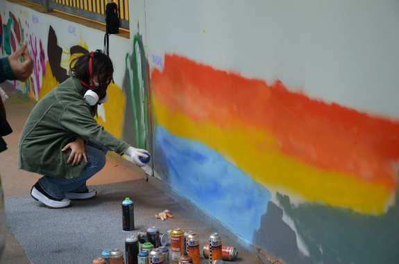 Mit Hilfe der Künstlerin Nancy Rohde gestalteten Schülerinnen und Schüler der Grundschule in der Köllnischen Heide den Durchgang im Seniorenhaus Leonberg neu. (Bild: QM High-Deck-Siedlung/Sonnenallee Süd W+P GmbH und Nancy Rohde)