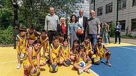 Bei dem Termin waren u.a. vertreten (v.l.n.r.): ALBA-Vizepräsident Harnisch, Sportsenatorin Spranger, Bildungssenatorin Günther-Wünsch, StS WM Machulik sowie Udo Meinecke, Schulleiter der Albert-Gutzmann-Schule. (Bild: Florian Ullbrich/ALBA BERLIN)