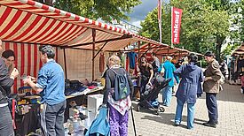 Interessiert schauen sich die Anwohnenden die verschiedenen Stände an. 