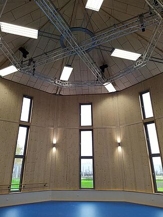 Schmale hohe Fenster lassen viel Licht in den achteckigen Turm. Bild: Joachim Schmidt