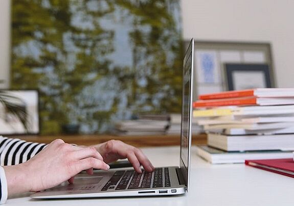 Viele Schülerinnen und Schüler sind auf das "digital learning" angewiesen. Bild: Pexels /Polina Zimmerman