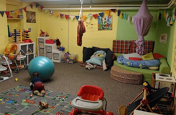 JACK bietet eine Kinderbetreuung an: So können die Mütter in Ruhe Kurse besuchen und die Kinder lernen Deutsch. (Bild: QM Glasower Straße)