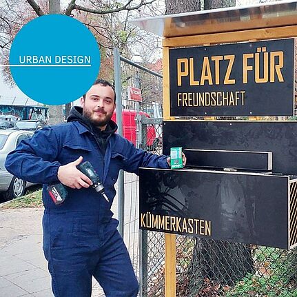 Das Projektteam von AG.Urban bringt das Infoboard am Freundschaftsplatz an. (Bild: AG.Urban)
