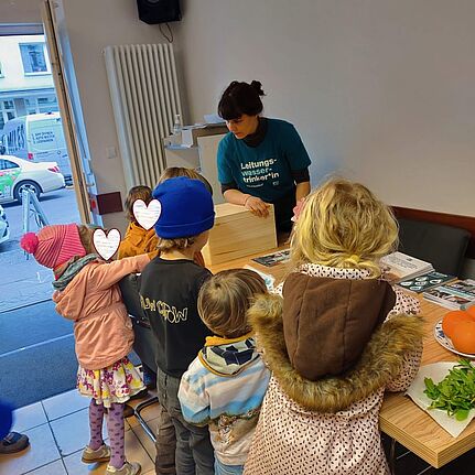 Die Kinder konnten sich aus der Kiste einen Schatz auswählen. (Bild: Birgit Leiß)