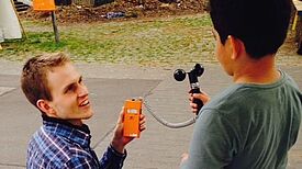Daniel Fenner, Klimatologe von der TU Berlin bei einer Mitmachaktion für Kinder beim Flohmarkt. Bild: KiezKlima 