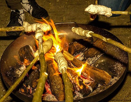 Am Lagerfeuer gibt es Stockbrot. Bild: QM Falkenhagener Feld West