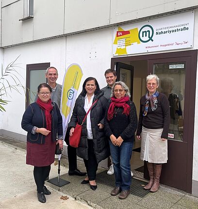 Das QM-Team Nahariyastraße lud Ülker Radziwill, Melanie Kühnemann-Grunow (MdA), Johannes Raschke (Senatsverwaltung) und Corinna Lippert (Bezirksamt) ins QM-Büro ein. (Bild: Yvonne Galiano)