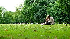 Der neue Garten im Familienzentrum Wattstraße soll ein Ort der Begegnung für Jung und Alt werden. Bild: pexels / Chris J Mitchell