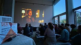 Bei Dämmerlicht schauten die Anwesenden gemeinsam den dänischen Spielfilm „Der Rausch“. (Bild: georg + georg GmbH)