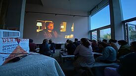Bei Dämmerlicht schauten die Anwesenden gemeinsam den dänischen Spielfilm „Der Rausch“. (Bild: georg + georg GmbH)