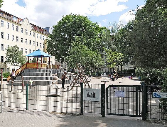 Klein und Groß probieren auf dem umgestalteten Spielplatz die neuen Spielgeräte und Sitzgelegenheiten aus. Bild: QM Körnerpark