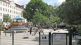 Klein und Groß probieren auf dem umgestalteten Spielplatz die neuen Spielgeräte und Sitzgelegenheiten aus. Bild: QM Körnerpark