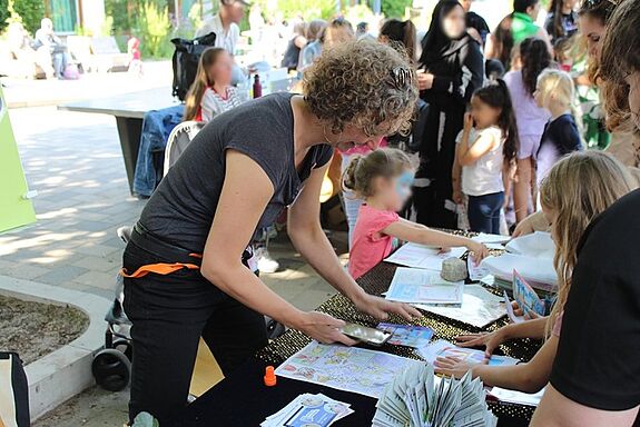 Svenja Claussen, Leiterin der Schulbibliothek der Eduard-Mörike-Grundschule, hatte beim Sammeln der selbstgemalten Comics alle Hände voll zu tun. (Bild: QM Harzer Straße)