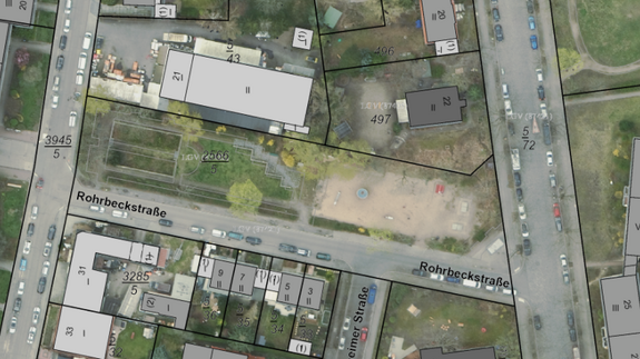 Das Luftbild der Rohrbeckstraße umfasst Spielplatz, Senkgarten, Hochbeete und umliegende Gebäude.