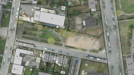 Das Luftbild der Rohrbeckstraße umfasst Spielplatz, Senkgarten, Hochbeete und umliegende Gebäude.