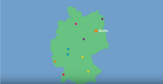 er Deutsche Kita-Preis vergibt Preisgelder an Kitas und lokalen Bündnissen aus ganz Deutschland. In 2020 ist auch ein Berliner QM-Projekt unter den zehn Finalisten: Die „AG Frühe Förderung“ vom QM-Team Heerstraße. Bild: Ausschnitt Video „Deutscher Kita-Preis 2020: Bildungsnetz Heerstraße Nord - AG Frühe Förderung“