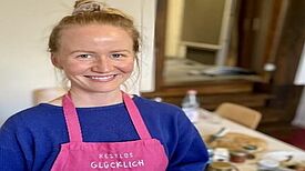 Aus gerettetem und krummem Gemüse zauberte das „Unsere Küche im AVA-Kiez“-Team, mit allerlei Gewürzen, leckere Snacks und bunte Brotaufstriche. (Bild: RESTLOS GLÜCKLICH e. V.)