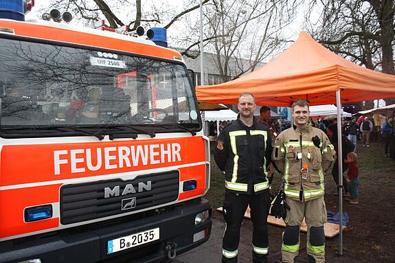 Die beiden neuen Kiezbeauftragten Ole Köhler (links) und Joshua Hoffmann (rechts) engagierten sich aktiv während des Aktionstages. (Bild: Gerald Backhaus)