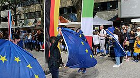 Die Kinder der Galilei-Grundschule enthüllten die Zitattafeln. (Bild: QM Mehringplatz)