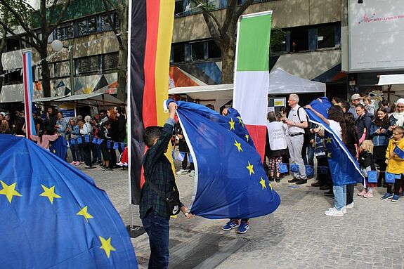 Die Kinder der Galilei-Grundschule enthüllten die Zitattafeln. (Bild: QM Mehringplatz)