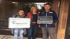 Über eine Bewegungsschulung möchte man spielerisch Grundlagen für den späteren Schulsport vermitteln. Diese werden im Rahmen von „Union macht Schule“ an der Grundschule am Pegasuseck begleitet: .Juliane Donath (Degewo), Ines Rick (Schulleiterin GS am Pegasuseck), Hendrik Brösel (Leiter Sportförderung 1. FC Union Berlin) (Bild: 1. FC Union Berlin)