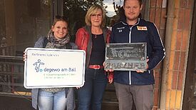 Über eine Bewegungsschulung möchte man spielerisch Grundlagen für den späteren Schulsport vermitteln. Diese werden im Rahmen von „Union macht Schule“ an der Grundschule am Pegasuseck begleitet: .Juliane Donath (Degewo), Ines Rick (Schulleiterin GS am Pegasuseck), Hendrik Brösel (Leiter Sportförderung 1. FC Union Berlin) (Bild: 1. FC Union Berlin)