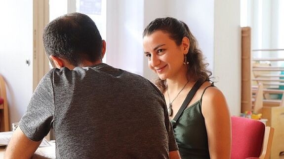 Mit der Unterstützung von Lehramtsstudentinnen lernen Interessierte beim Elterncafé Deutsch. (Bild: Andrei Schnell)