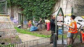 Die Säuberungsaktion in vollem Gange.  Foto: QM Mariannenplatz