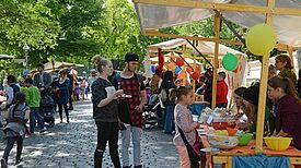 In den Kiezen gibt es viele Infostände und Mitmachaktionen. Archivbild: QM Körnerpark