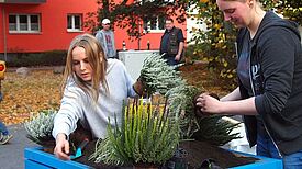 Anwohnerinnen bepflanzen die Hochbeete. Foto: D. Hensel, QM Brunnenviertel-Brunnenstraße