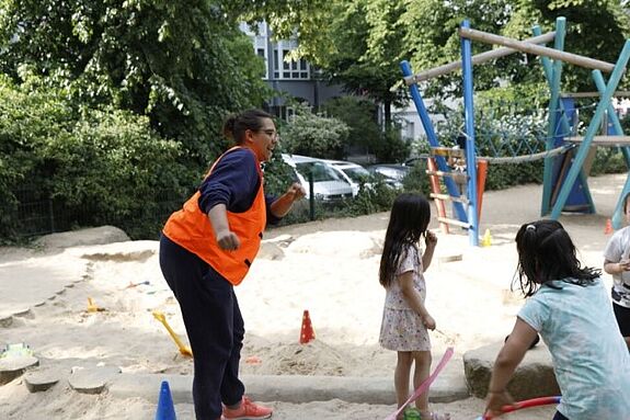 Mit vielen verschiedenen Spielangeboten werden die Kinder zum Spielen animiert. (Bild: Conrad Kirchner / Robert Bross)
