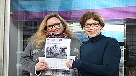 Ulrike Bungert (li.) und Elke Gausepohl sind die Herausgeberinnen der moabit°21. Bild: Gerald Backhaus