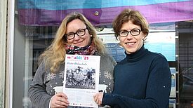 Ulrike Bungert (li.) und Elke Gausepohl sind die Herausgeberinnen der moabit°21. Bild: Gerald Backhaus