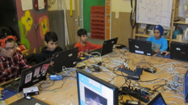 Kinder und Jugendliche planen den neuen Clubraum. Bild: QM Spandauer Neustadt.