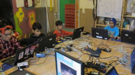 Kinder und Jugendliche planen den neuen Clubraum. Bild: QM Spandauer Neustadt.