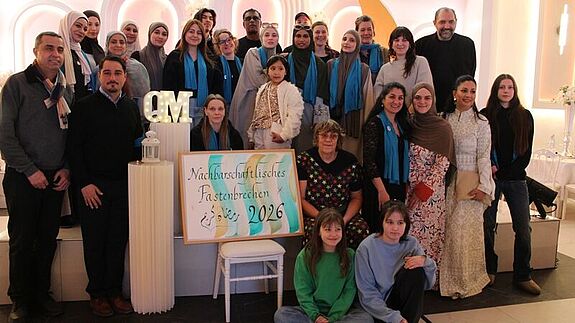 Viele Menschen stellen sich zusammen für ein Foto. 