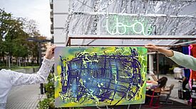 Damit Kindern und Jugendlichen bei den wöchentlichen Bastel- und Kreativmittagen nicht das Material ausgeht, organisierte die Nachbarin Lara finanzielle Unterstützung durch den Aktionsfonds. (Bild: QM Rollbergsiedlung / Lara Stöhlmacher)