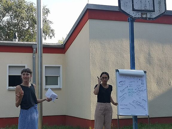 Projektträger Yesil Çember informiert die Teilnehmenden über Möglichkeiten klimafreundlichen zu leben. Foto: QM Rollbergsiedlung