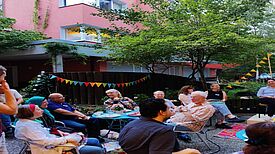 Zahlreiche Anwohnende feierten gemeinsam mit dem Quartiersrat das Sommerfest des QMs Donaustraße-Nord. (Bild: Birgit Leiß)