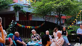 Zahlreiche Anwohnende feierten gemeinsam mit dem Quartiersrat das Sommerfest des QMs Donaustraße-Nord. (Bild: Birgit Leiß)