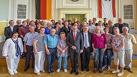 Gruppenbild: Quartiersräte, Aktionsfondsjury, Quartiersmanagement, Bezirksbürgermeister Helmut Kleebank und Bau-Stadtrat Carten Röding Bild: QM Falkenhagener Feld