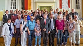 Gruppenbild: Quartiersräte, Aktionsfondsjury, Quartiersmanagement, Bezirksbürgermeister Helmut Kleebank und Bau-Stadtrat Carten Röding Bild: QM Falkenhagener Feld