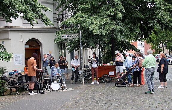Vor dem QM-Büro Beusselstraße wurden am 06. Juni 23 neue Mitglieder für den Quartiersrat und die Aktionsfondsjury gesucht. (Bild: Kerstin Heinze)