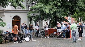 Vor dem QM-Büro Beusselstraße wurden am 06. Juni 23 neue Mitglieder für den Quartiersrat und die Aktionsfondsjury gesucht. (Bild: Kerstin Heinze)