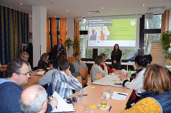 Gemeinsam tauschten die Teilnehmenden ihre Visionen für eine verbesserte Wahrnehmung des Quartiers beim Workshop aus. (Bild: QM Sonnenallee Süd / High-Deck-Siedlung)