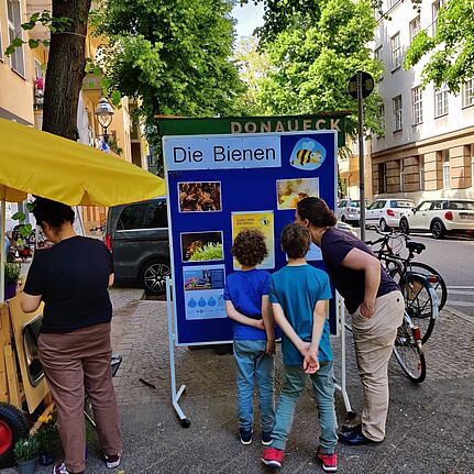 Weil gleichzeitig Weltbienentag war, konnten Nachbarinnen und Nachbarn bei einem Quiz über Bienen mitmachen. (Bild: Birgit Leiß/QM Donaustraße-Nord)