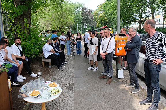 Die Beteiligten waren beim Rundgang vor Ort: die Verantwortlichen der Hans-Böckler-Schule, Elke Schmidt, das QM-Team und die jeweiligen Einrichtungen. (Bild: Julian Krischan)