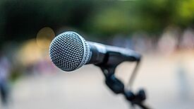 Beim Musikfestival „Allee der Klänge“ spielen Bands, Solistinnen und Solisten sowie Ensembles in den Innenhöfen, Gärten und Grünanlagen des Auguste-Kiezes. (Bild: Caleb Oquendo / Pexels)