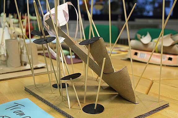 Ein Spielgeräte-Modell ist auf dem Tisch ausgestellt. Foto: M. Hühn