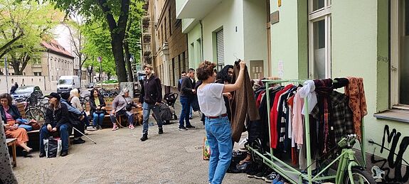 Während die einen durch die mitgebrachten Gegenstände stöberten, kamen Andere bei warmen Getränken und süßem Gebäck ins Gespräch. (Bild: Birgit Leiß)